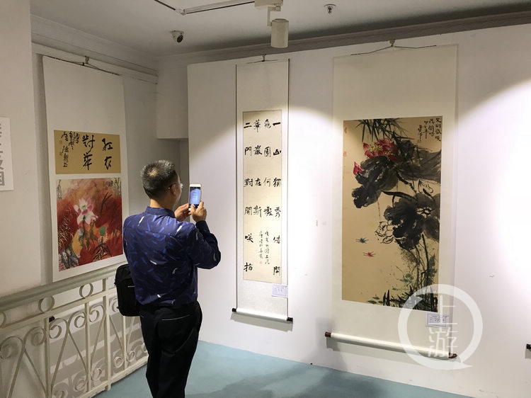 市民参观“四重喜庆”书画展.jpg