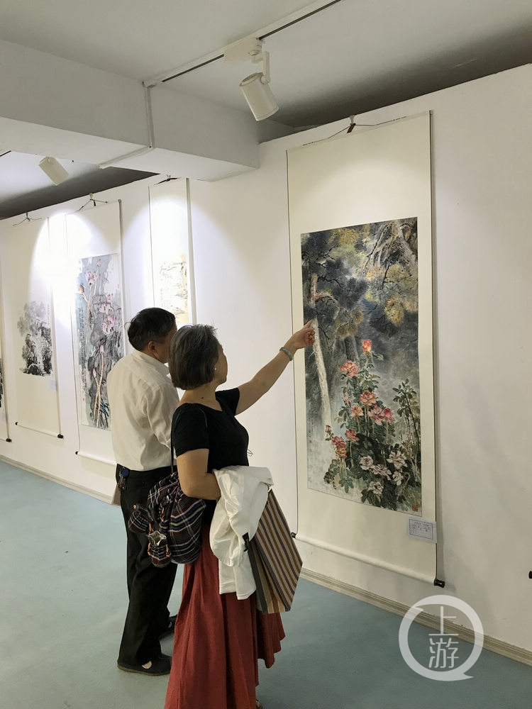 观众仔细观展.jpg