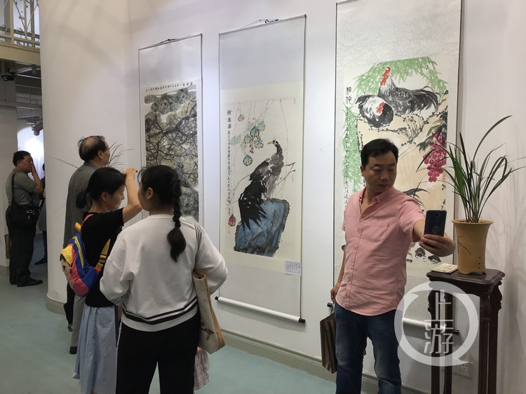 现场作品吸引了不少观展市民合影留念.jpg