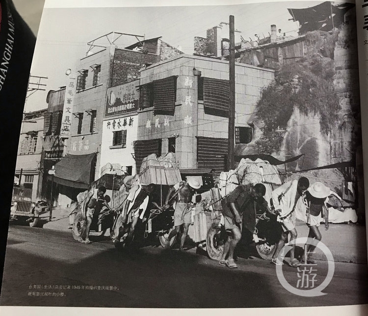 1945年美国《生活》杂志记者曾拍摄的通远门城墙，可以看到《新民报》报社办公小楼就在紧贴城墙根的位置。.jpg