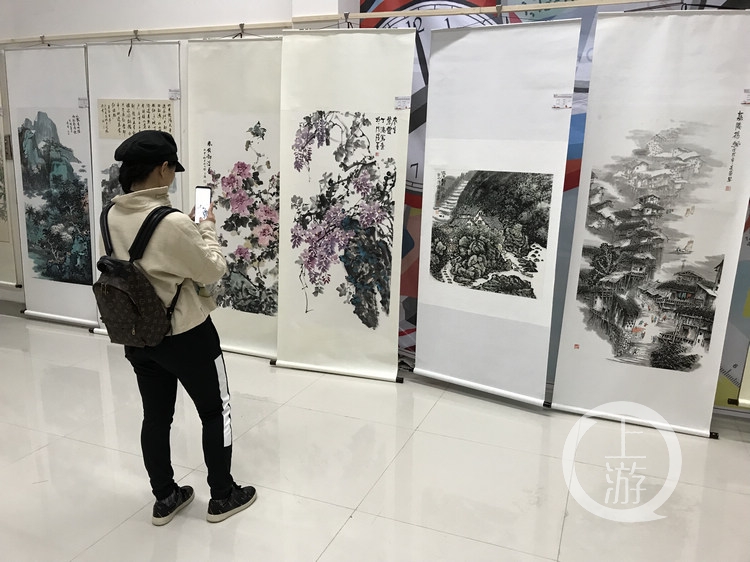 市民在“京渝同庆”书画展现场观展.jpg