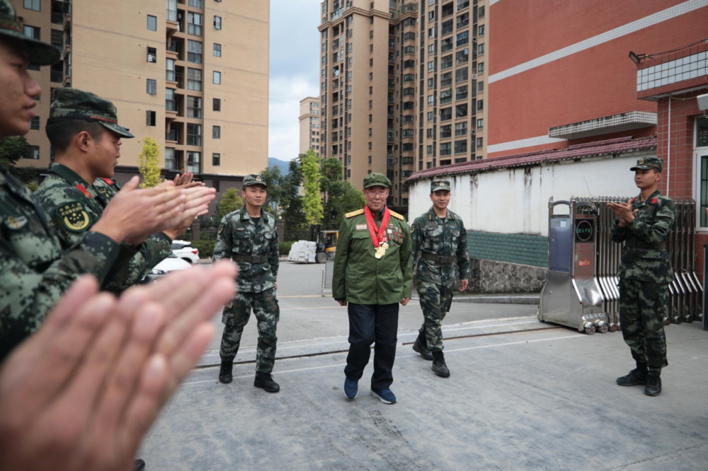 昨(24)日,武警重庆总队执勤第五支队邀请驻地抗美援朝二等功臣张宗成