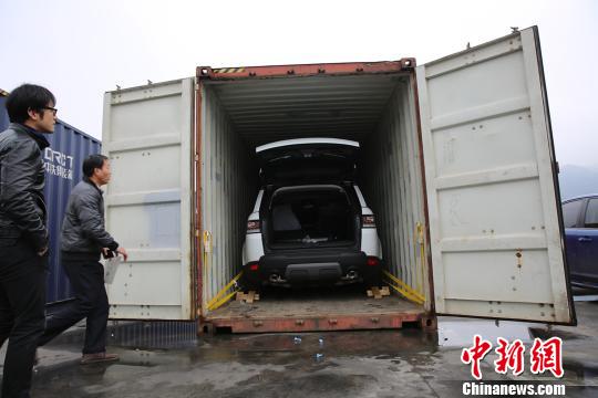 图为在重庆铁路口岸对平行进口汽车进行掏箱验车。　程臻 摄