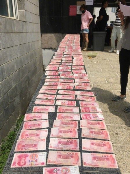 洪水过后,战士清淤时发现3万现金