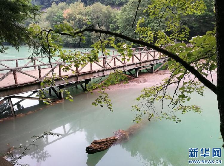 震后九寨沟:美丽的五花海大变样