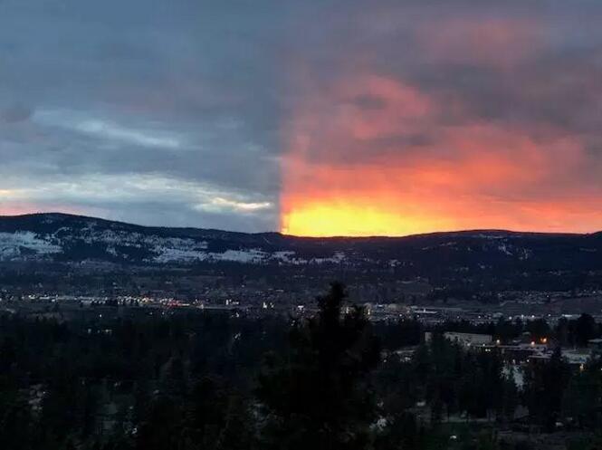 这个“阴阳天”现象于当天晚间出现在南部城市基洛纳(Kelowna)。报道称，当时夕阳被远山遮挡住，有金色的夕照映衬在云层上，因此才会出现这美丽奇景。