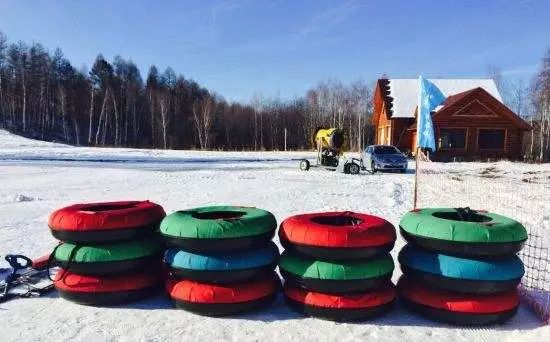 雪圈是什么 怎么玩儿 雪圈是一种pvc充气玩具 用于滑雪场陡坡滑雪 又