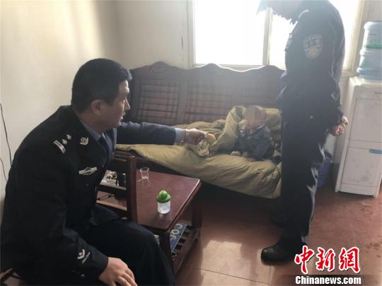 网上逃犯被抓获民警轮流当“奶爸”照顾其孩子