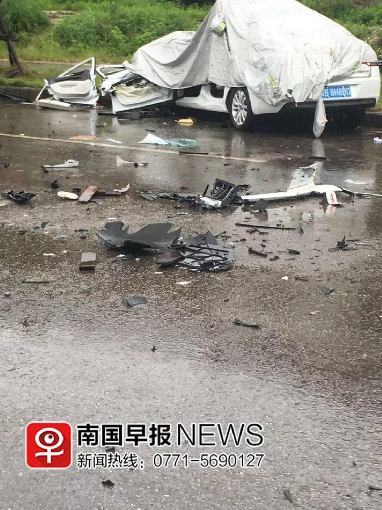 广西一小汽车追尾大货车:5人身亡 现场十分惨烈