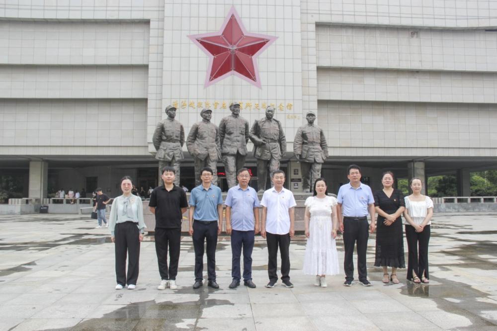 河南省商丘市市政工程总公司组织党员干部参观红色教育基地