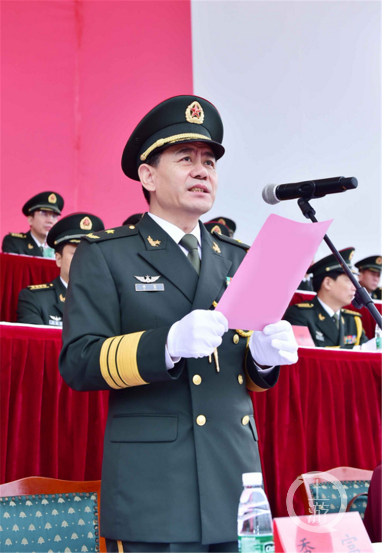 图为陆军军医大学王云贵校长检阅部队.