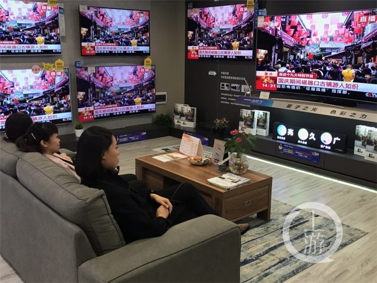 解放碑大屏幕直播《还看今朝·重庆篇》 引市民和游客驻足