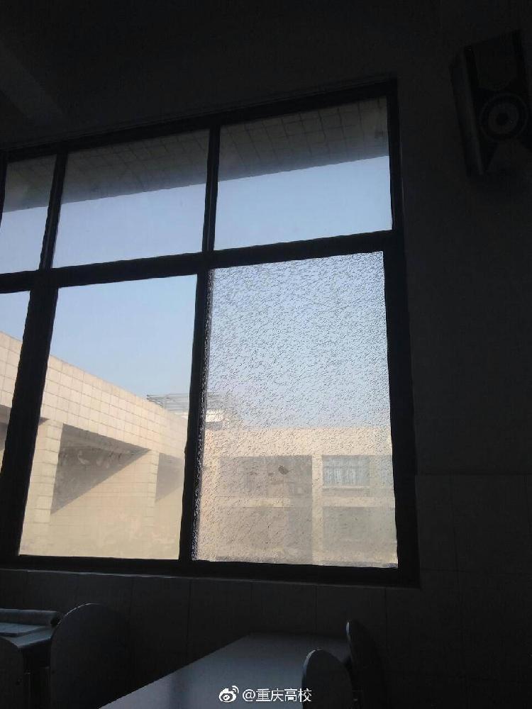 天气太冷 重庆一高校教室玻璃被冻炸网友 真 玻璃心 上游新闻 汇聚向上的力量