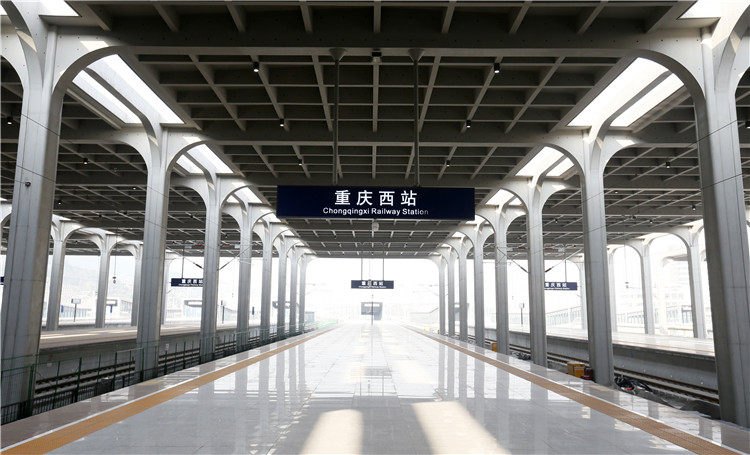 即将投入使用的重庆西站，站台明亮大气。 (1).jpg