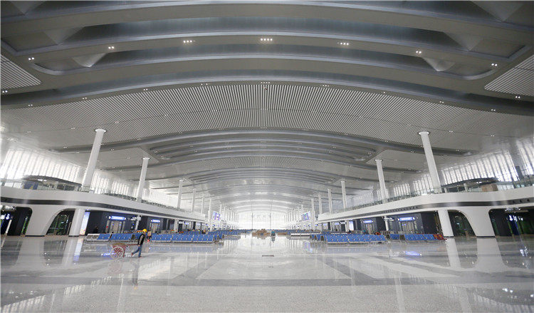 宽敞明亮的候车大厅。.jpg