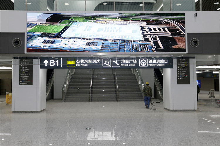 在出站大厅内，有专门的出口可到公共汽车站。.jpg