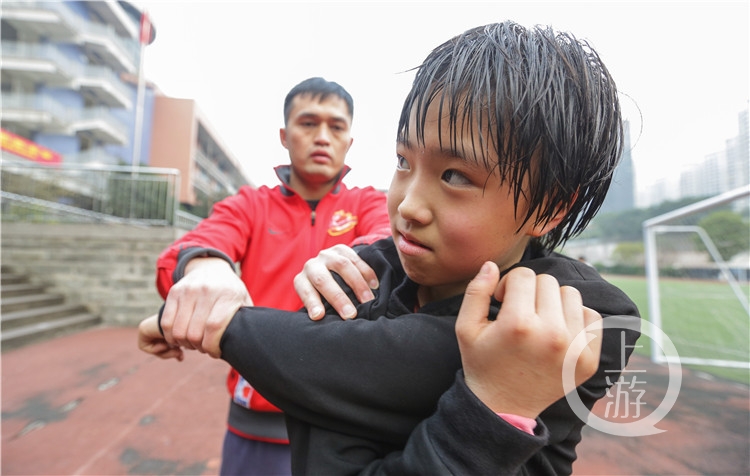 训练完杜雨雨为杨思瑞做拉伸运动，每次训练完成后小思瑞都是满头大汗.jpg