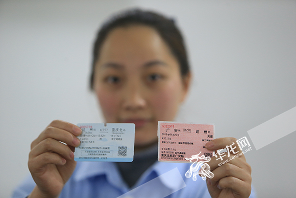 周燕辉向记者展示往返火车票。 记者 李文科 摄.jpg