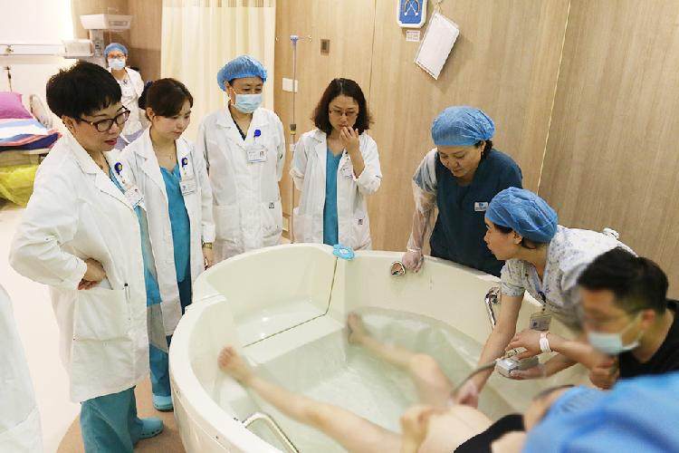 重庆首例水中分娩成功实施