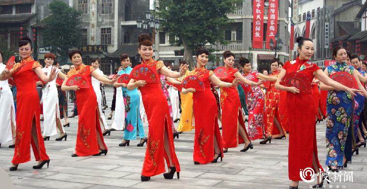 400位大妈上演旗袍秀 欢庆重阳节