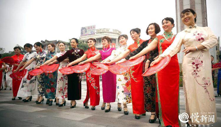 400位大妈上演旗袍秀 欢庆重阳节