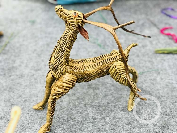 狮子,老虎,孔雀,小鹿……快看他用粽叶编的"动物园"!