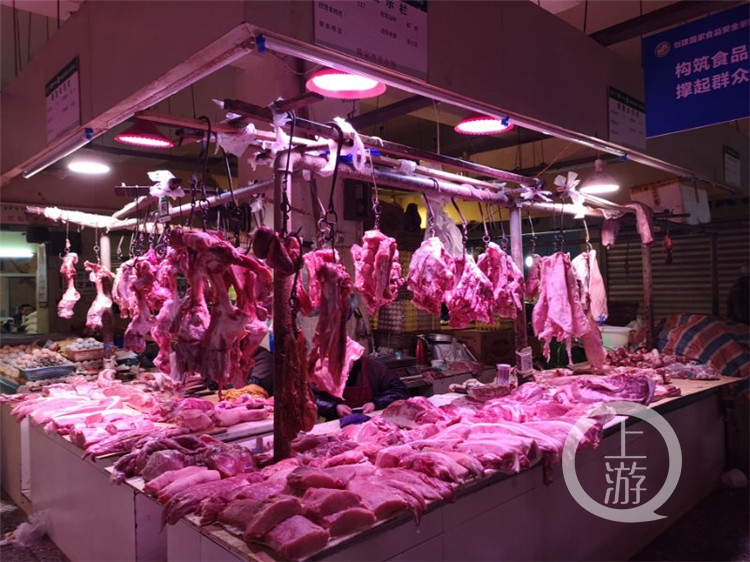在沙坪坝区陈家湾农贸市场猪肉摊位,记者看到来往的消费者络绎不绝,在