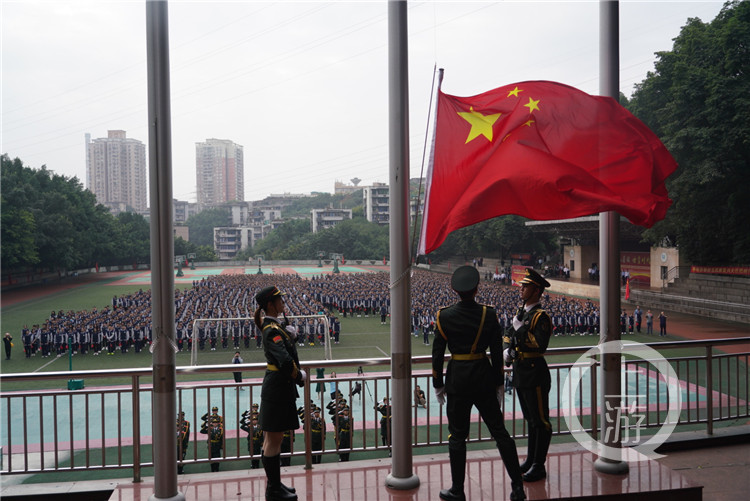 一场升旗仪式 让3000余名学生激动落泪