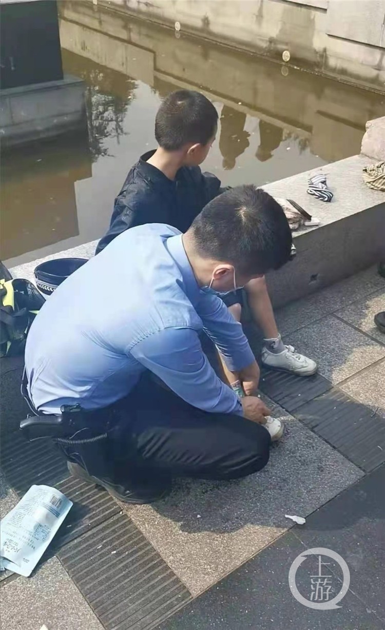 光屁股 
