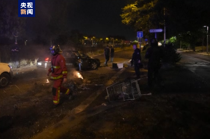 巴黎警方射杀17岁少年引骚乱_防范危机好过应对危机_美多地民众抗议警察暴力执法