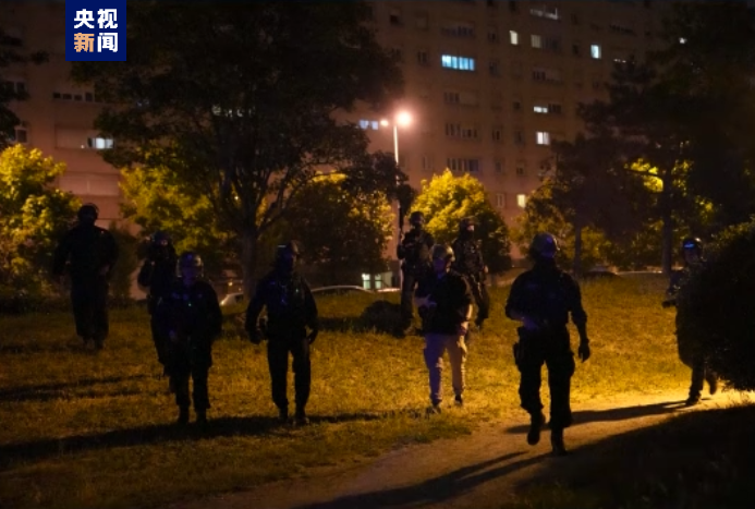 防范危机好过应对危机_巴黎警方射杀17岁少年引骚乱_美多地民众抗议警察暴力执法