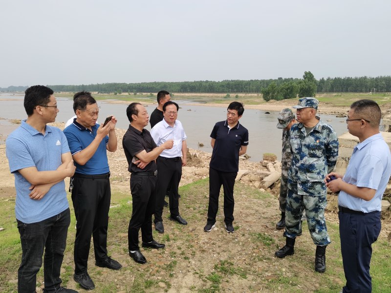 许言龄一行先后来到方城县博望镇毗邻白河河段,实地