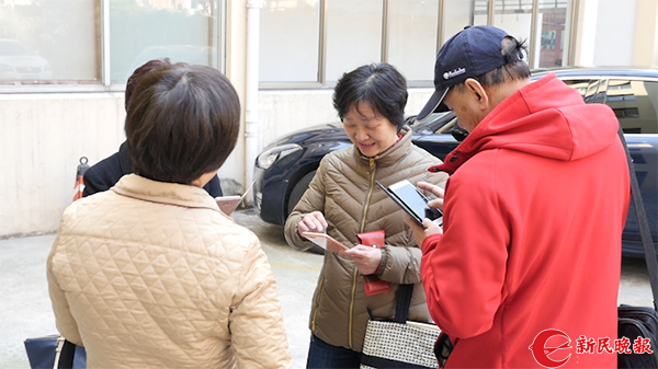 老年大学一座难求 凌晨报名拖延毕业只为占据名额