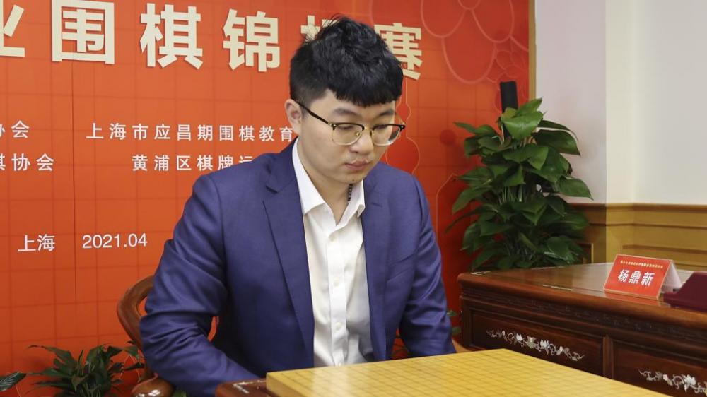 李轩豪九段在春兰杯半决赛击败韩国棋手申真谞九段,首次跻身世界大赛