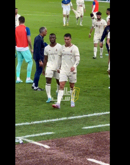 曼联欧联杯4-1贝蒂斯_拉什福德进球韦霍斯特首球_欧联杯室外气温-1℃ 曼联队长b费脱外套给球童