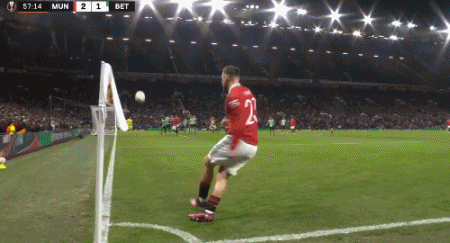 欧联杯室外气温-1℃ 曼联队长b费脱外套给球童_拉什福德进球韦霍斯特首球_曼联欧联杯4-1贝蒂斯