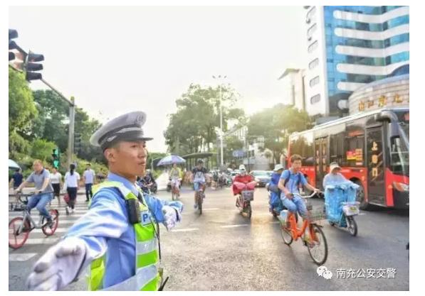 南充“焦警”：近40℃高温下的坚守，用汗水诠释着责任