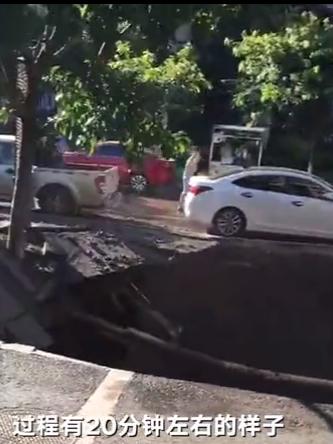 四川泸州一街道路面突然塌陷水花四溅，现场目击者四处奔逃