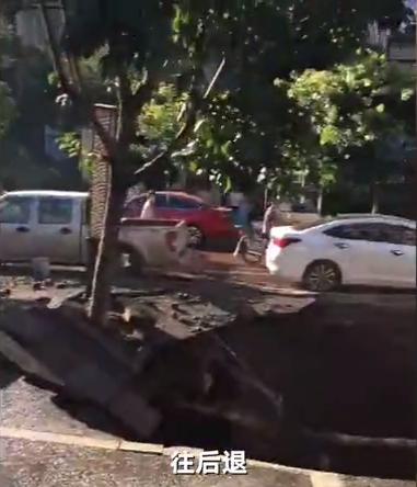 四川泸州一街道路面突然塌陷水花四溅，现场目击者四处奔逃