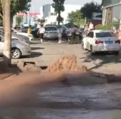 四川泸州一街道路面突然塌陷水花四溅，现场目击者四处奔逃