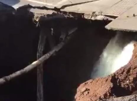 四川泸州一街道路面突然塌陷水花四溅，现场目击者四处奔逃