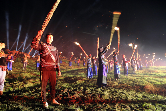 “燃情火把、尽情玩火” 2018凉山彝族传统火把节开幕