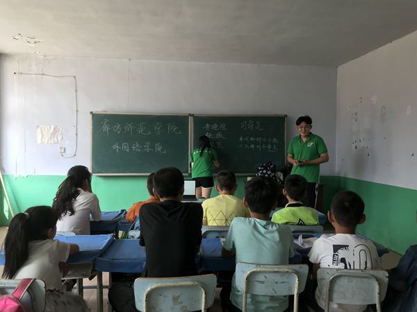 廊坊师范外国语学院“爱暖一方”小队助力鹿角沟村 灌溉教育之花