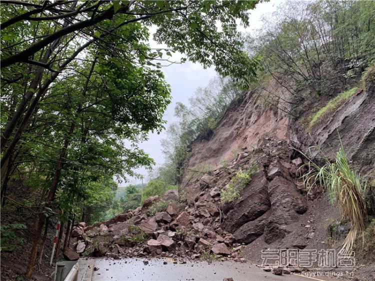 降雨致山体塌方 s305黄石至高阳段道路中断