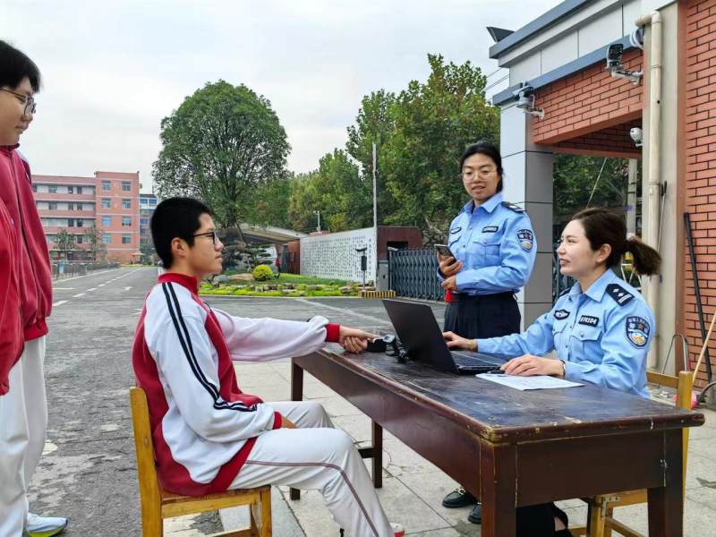 户籍民警杜晓丽三尺窗口践初心精诚服务绽芳华