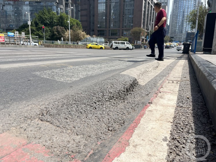 上游帮忙斑马线路面鼓包严重路过行人担心被绊倒