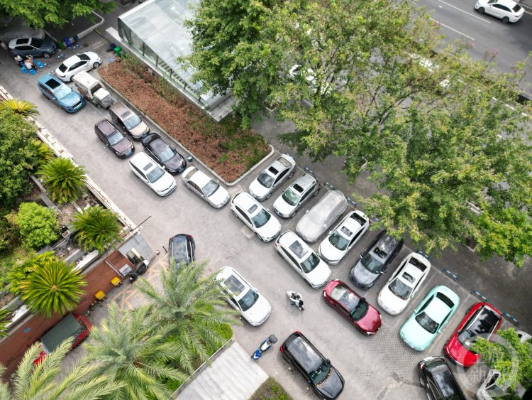 卻停滿了各種車輛:貨車,私家車,板車,摩托車……有的車搭上了防塵布