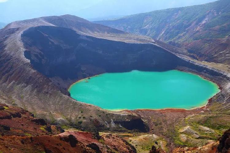 大自然的鬼斧神工 地球上最引人注目的15个火山口湖 上游新闻 汇聚向上的力量