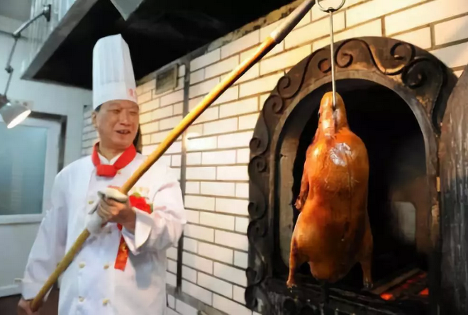 因焖炉烤鸭在烤制过程中不见明火,所以被现代人称为"绿色烤鸭.