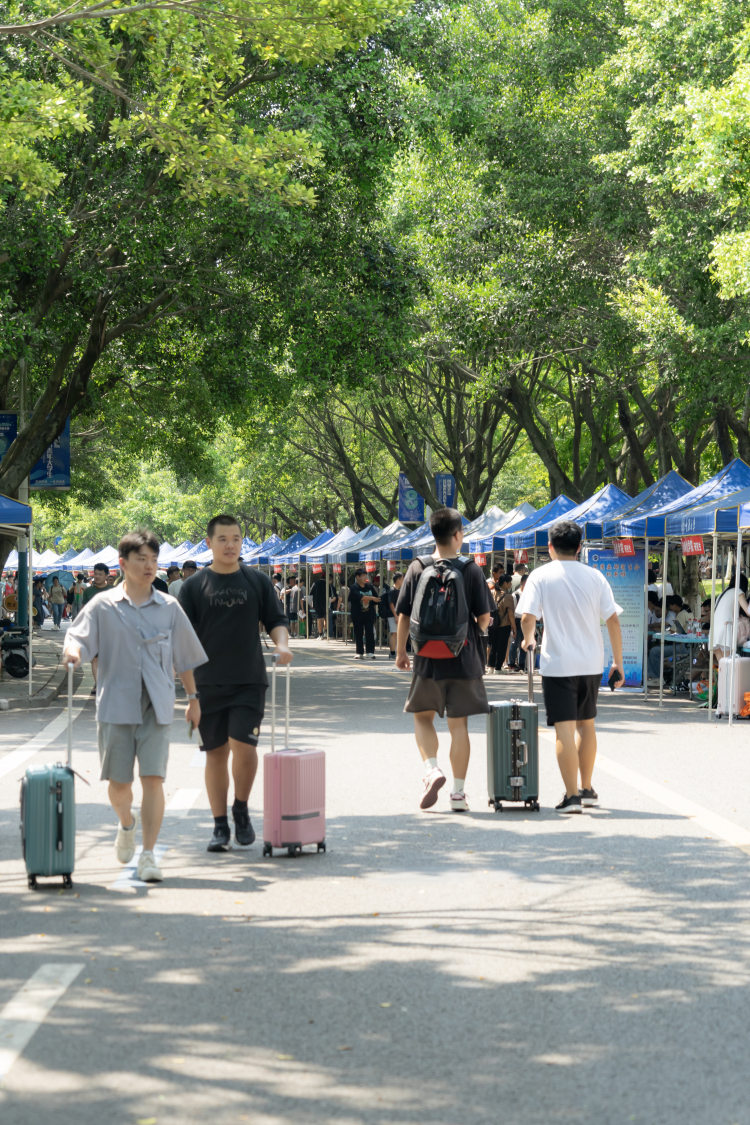 机器人迎新一码入学第一批05后大学生开学科技感满满